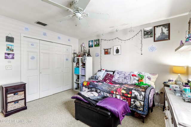 carpeted living room with ceiling fan