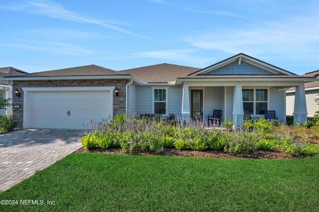 view of front of home featuring a front yard and a garage