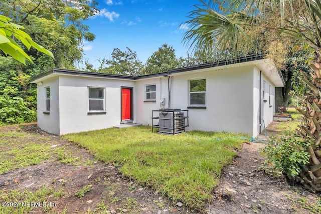 single story home with a front lawn