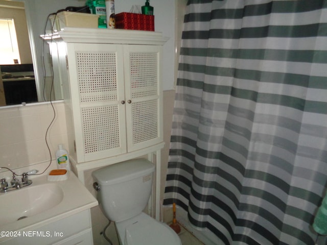 bathroom with a shower with shower curtain, vanity, and toilet