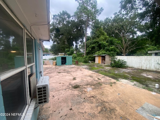 view of yard with a storage unit