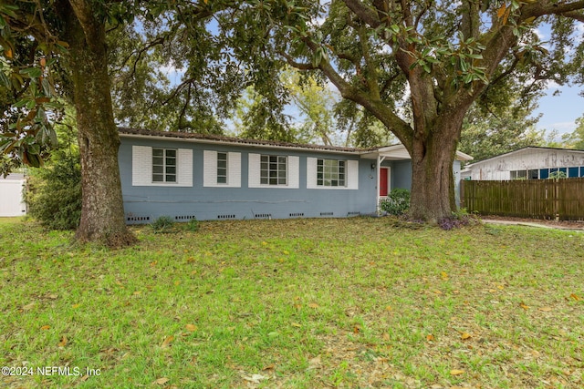 single story home featuring a front lawn