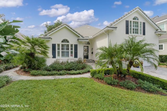 view of front of property featuring a front yard