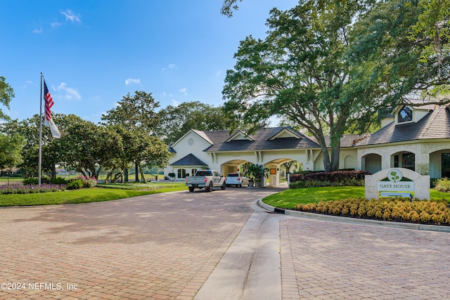 view of front of home featuring a front lawn