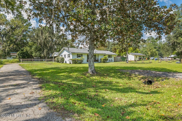 view of front of property featuring a front yard