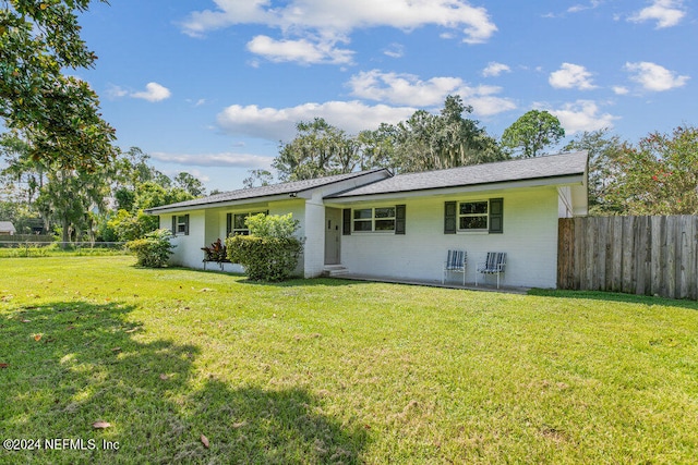 view of front of home featuring a front yard