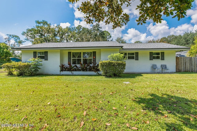 view of front of house featuring a front lawn