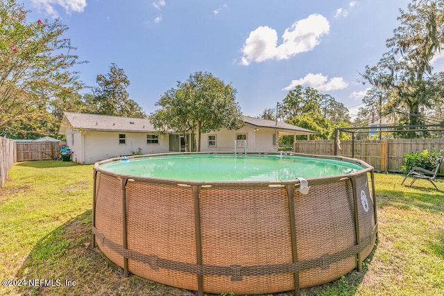 view of swimming pool featuring a yard