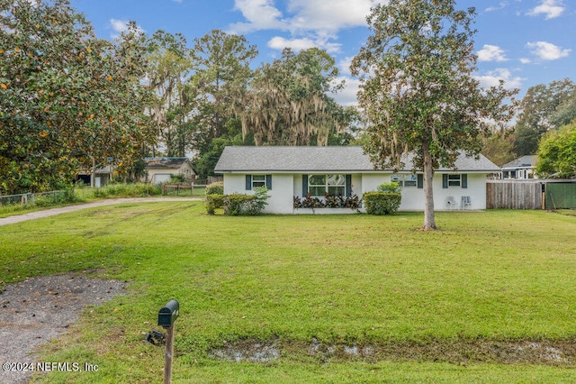 ranch-style house featuring a front yard