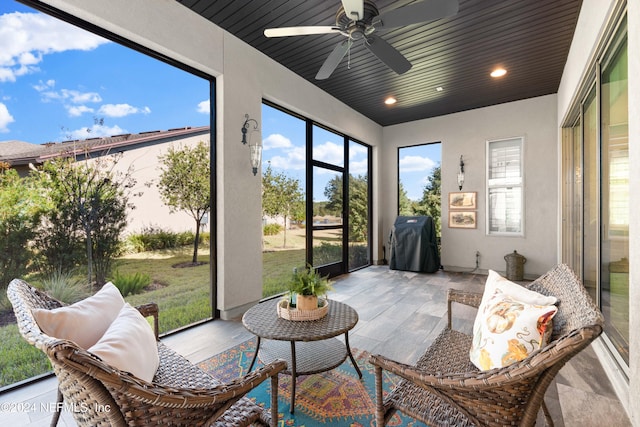 sunroom with ceiling fan