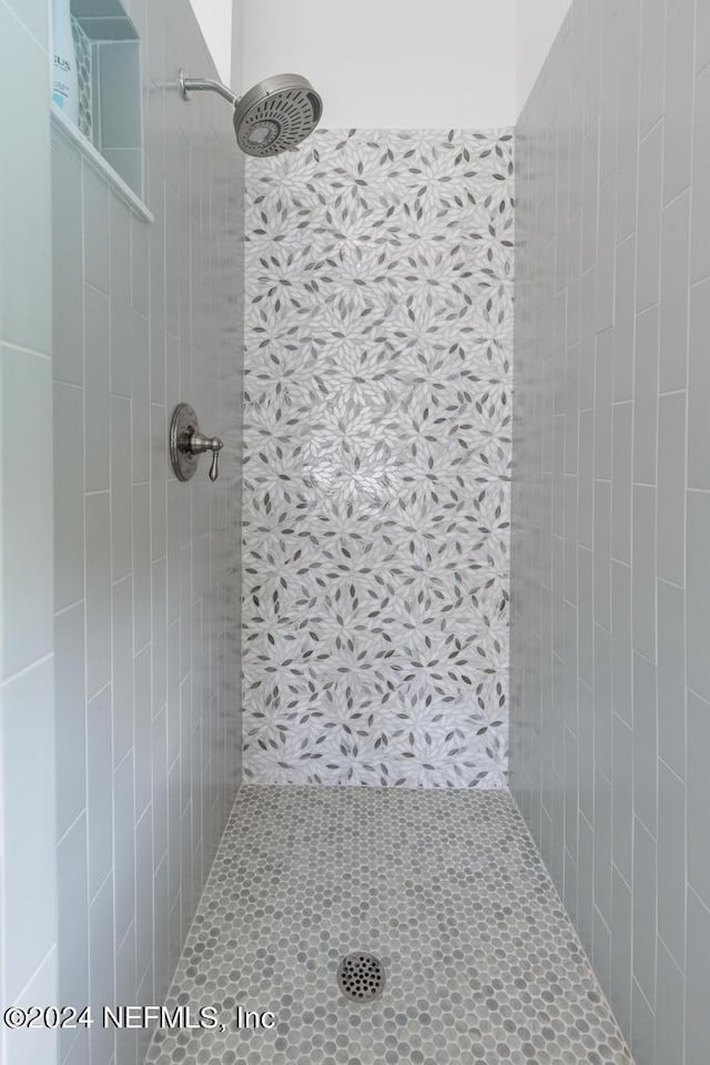 bathroom featuring a tile shower