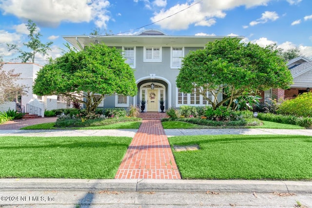 view of front of property featuring a front yard