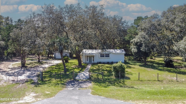 view of front facade featuring a front yard