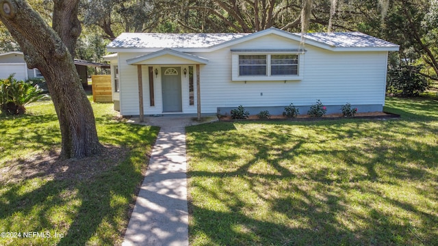 view of front of house featuring a front yard