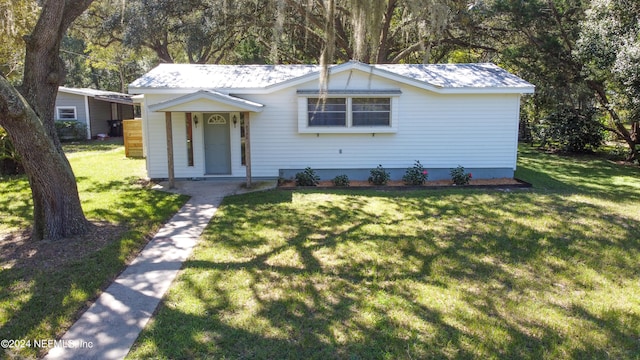 view of front of property featuring a front lawn