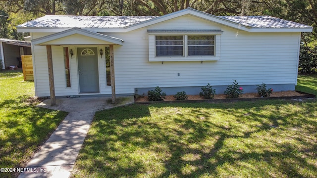 view of front facade with a front lawn