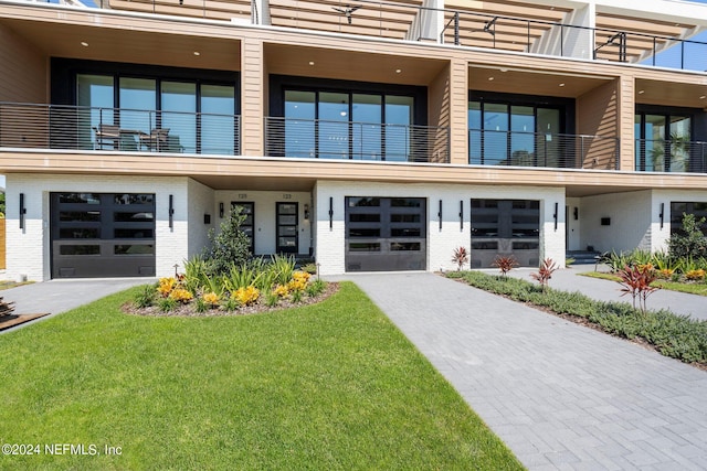 contemporary house featuring a front yard