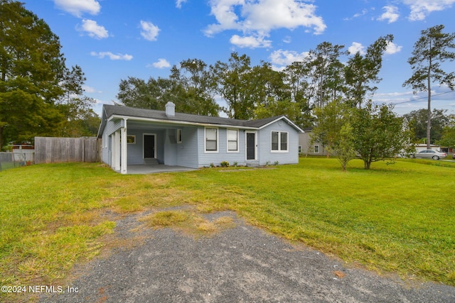 single story home with a front lawn