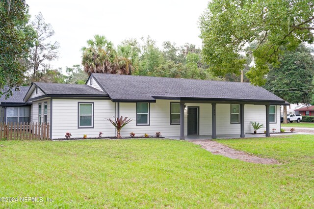 ranch-style home with a front lawn