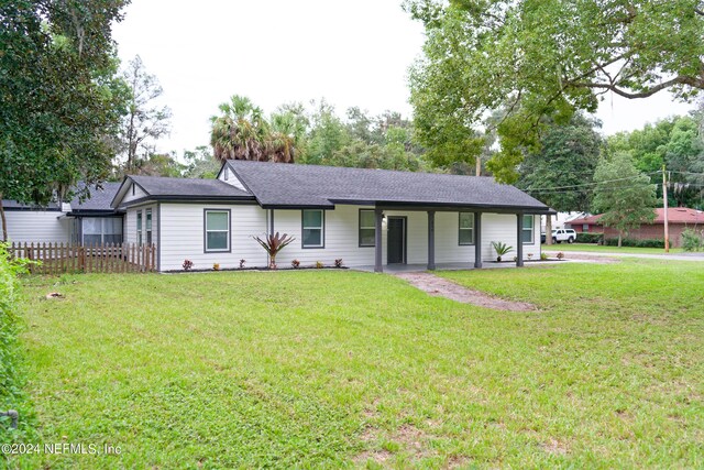 single story home featuring a front yard