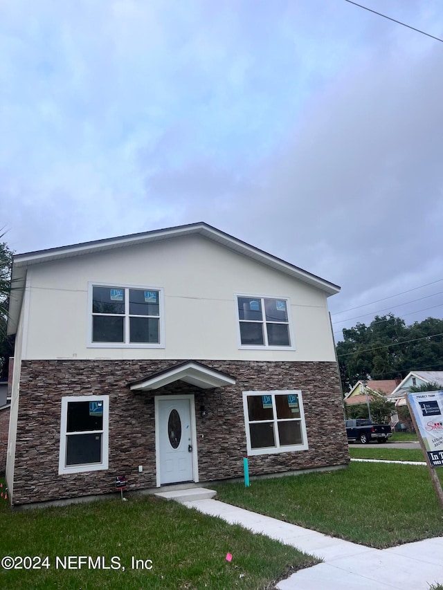 front facade featuring a front yard