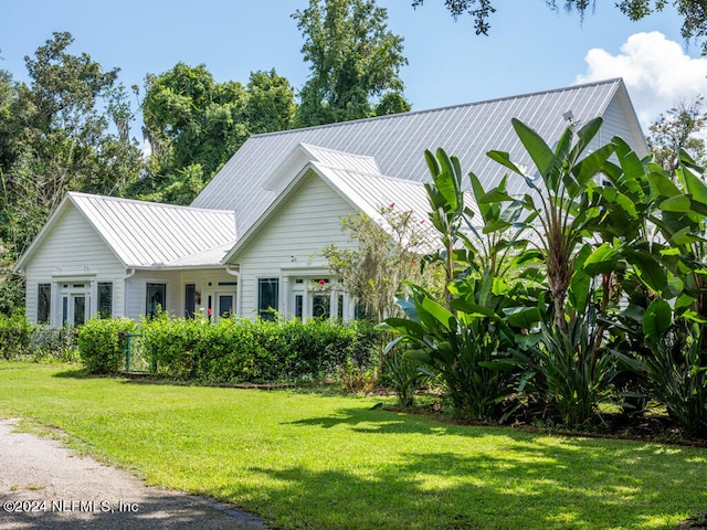 view of front facade featuring a front yard