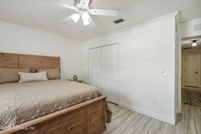 bedroom featuring ceiling fan, a closet, crown molding, and light hardwood / wood-style floors