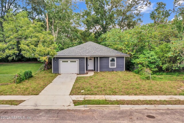 view of front of home featuring a garage and a front yard