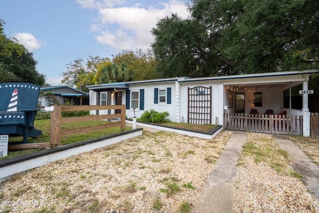 view of front of property with a front yard