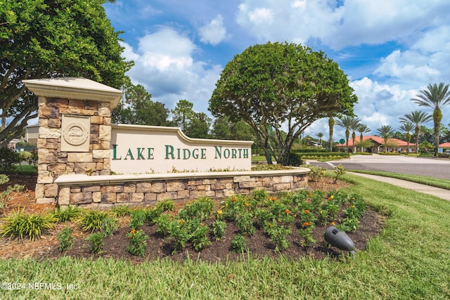 view of community / neighborhood sign