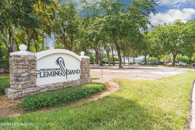 community sign with a lawn