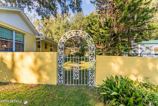 view of gate featuring a lawn