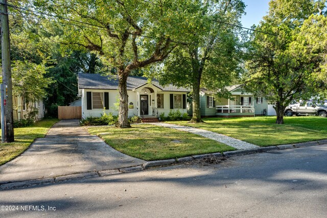 ranch-style home featuring a front lawn