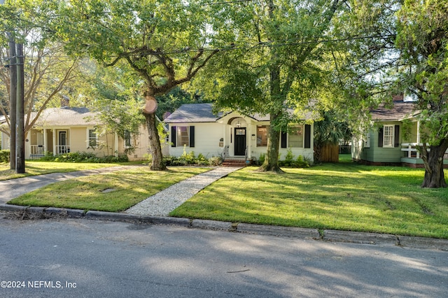 view of front facade with a front yard