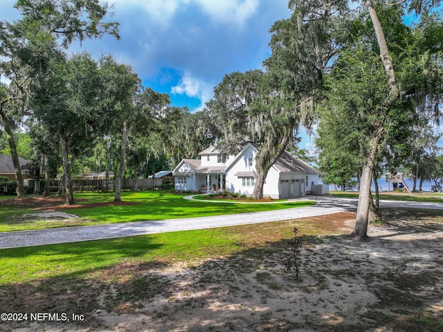 view of front facade featuring a front yard