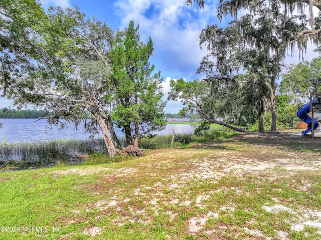 view of yard featuring a water view