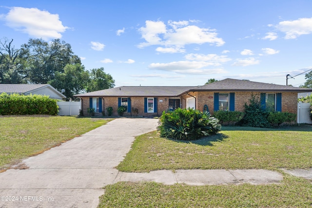 single story home featuring a front yard