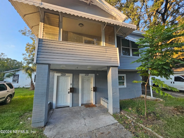 view of front of property featuring a balcony