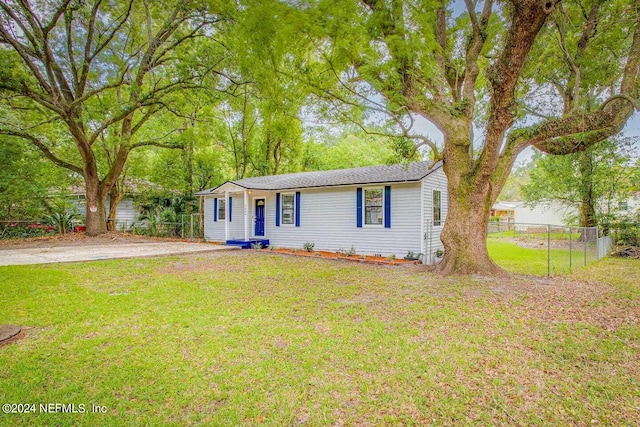 ranch-style home featuring a front lawn