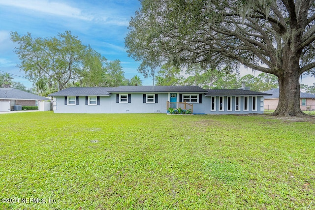 ranch-style house featuring a front yard