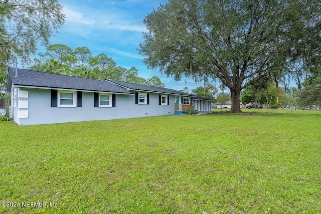 view of front of house with a front lawn