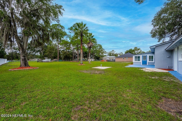 view of yard featuring a patio