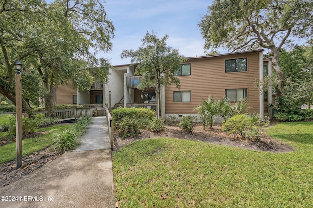 view of front of house with a front lawn