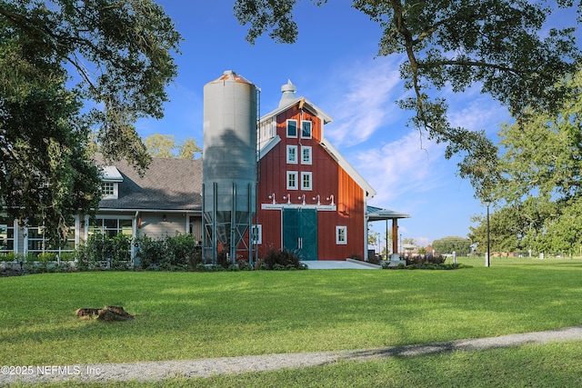 view of front of property with a front lawn