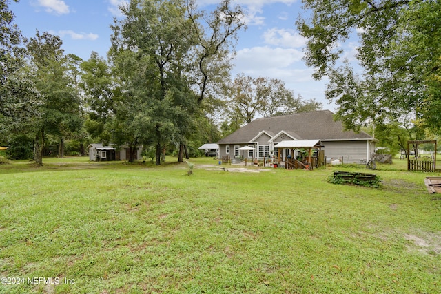 view of yard featuring a storage shed