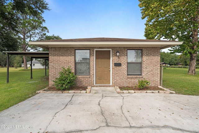 bungalow featuring brick siding and a front yard