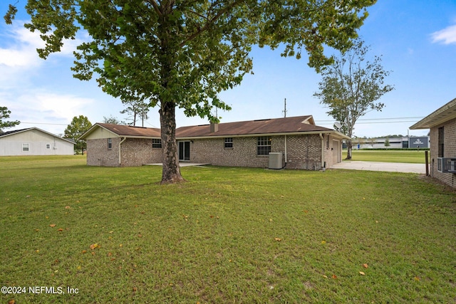 back of house featuring a yard