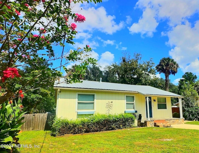 view of front of home featuring a front lawn