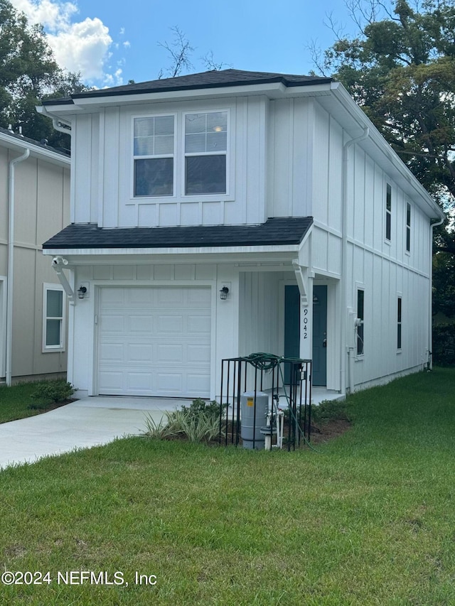 view of front of home featuring a front lawn and a garage