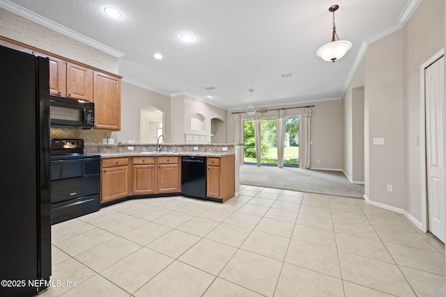 96316 Ridgewood Cir, Fernandina Beach, FL 32034 - kitchen featuring black appliances, a sink, arched walkways, a peninsula, and ornamental molding